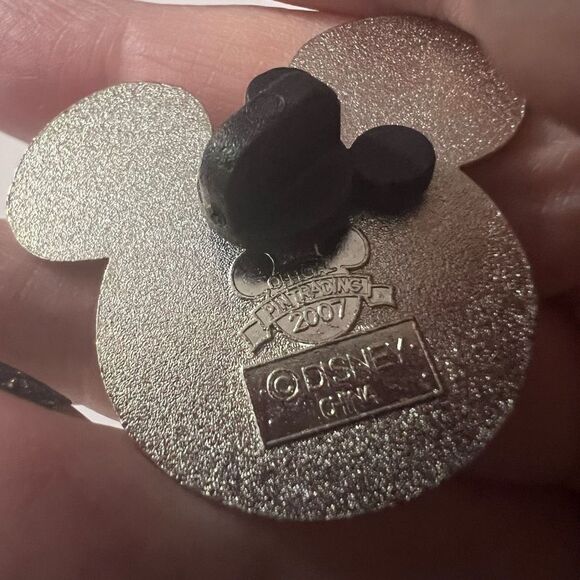 Disney Collectible Pin Badge  WDW Epcot Flag of Great Britain Mickey Mouse Ears - Picture 6 of 7